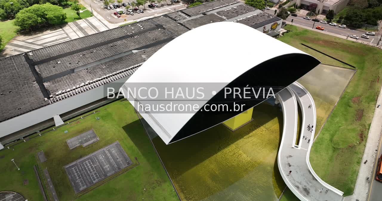 Arquitetura do MON e área externa — Museu Oscar Niemeyer em Curitiba, Paraná.