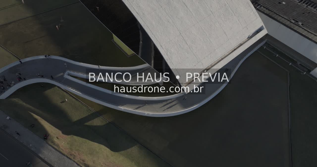 Arquitetura do MON e área externa — Museu Oscar Niemeyer em Curitiba, Paraná.