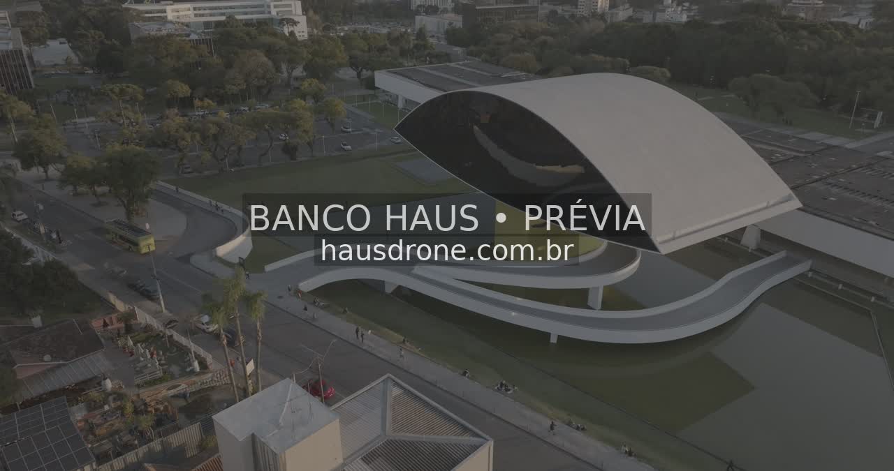 Arquitetura do MON e área externa — Museu Oscar Niemeyer em Curitiba, Paraná.