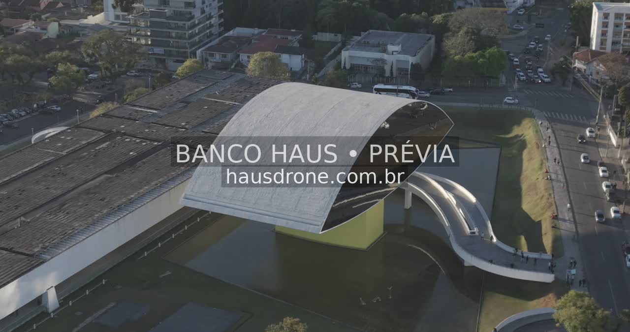 Arquitetura do MON e área externa — Museu Oscar Niemeyer em Curitiba, Paraná.