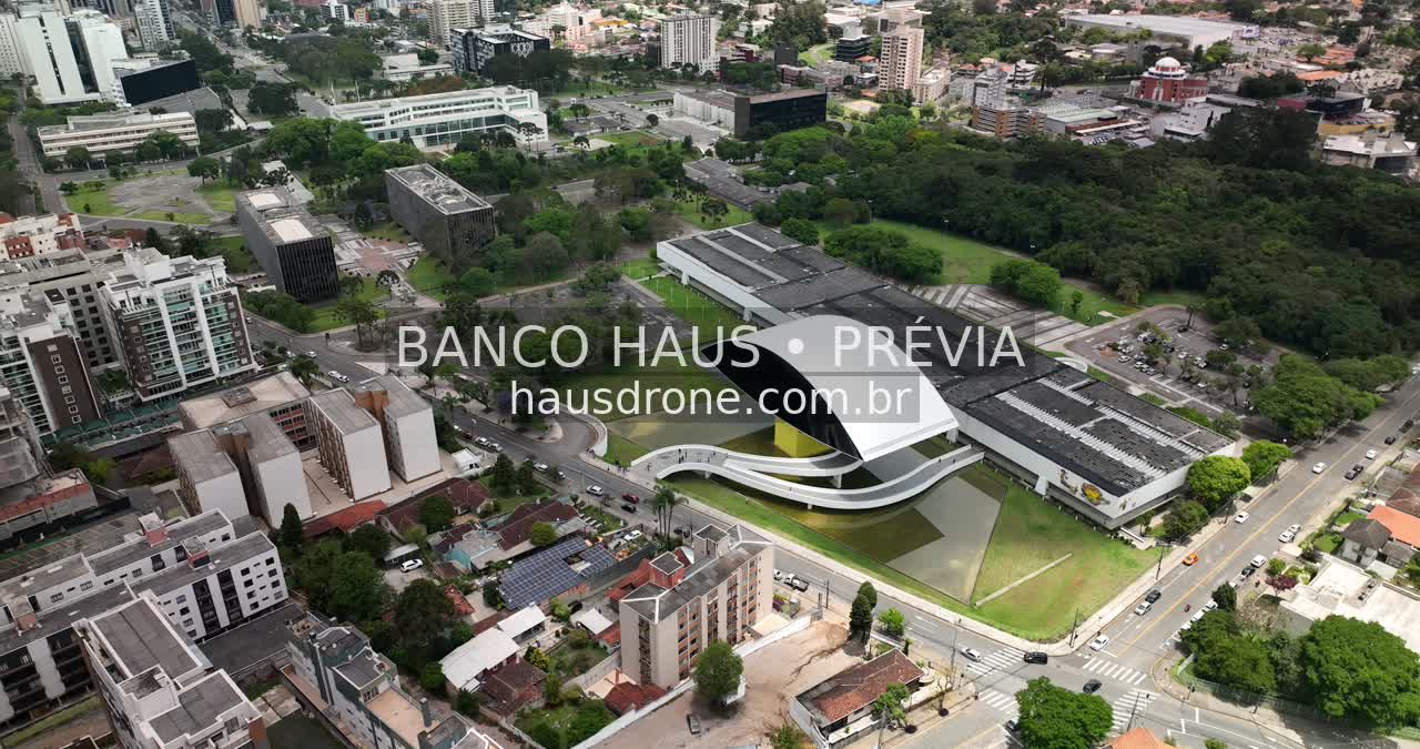 Arquitetura do MON e área externa — Museu Oscar Niemeyer em Curitiba, Paraná.