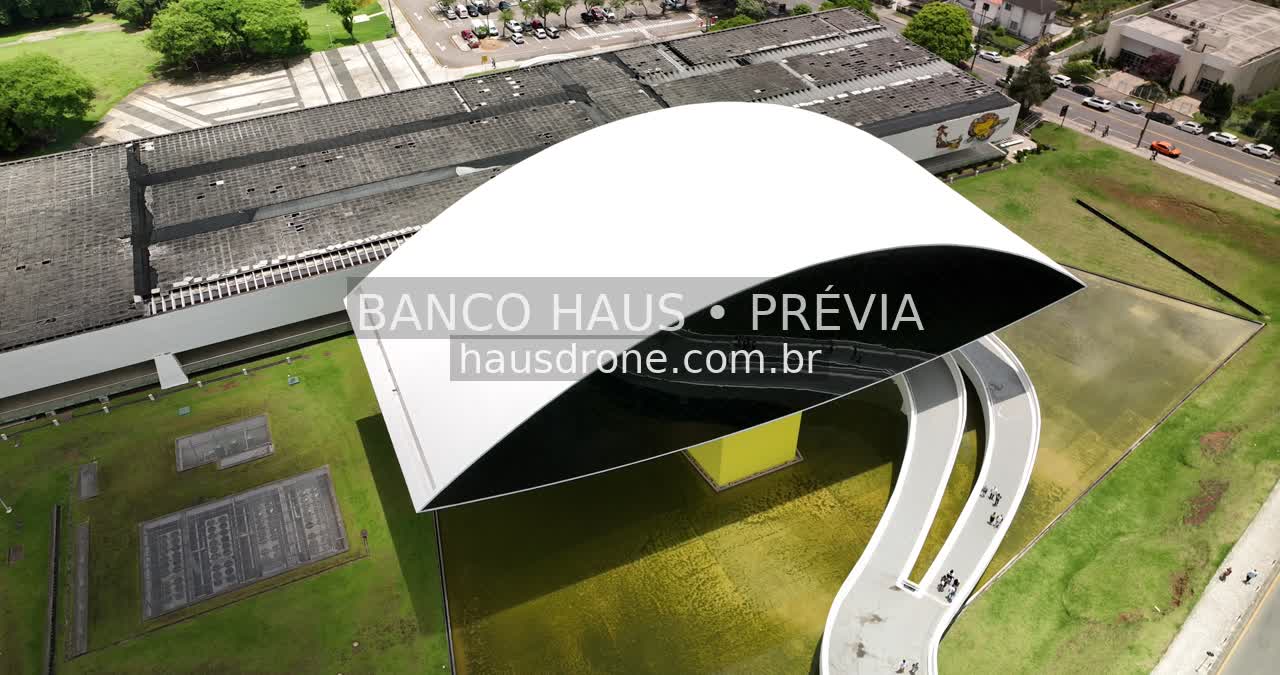 Arquitetura do MON e área externa — Museu Oscar Niemeyer em Curitiba, Paraná.