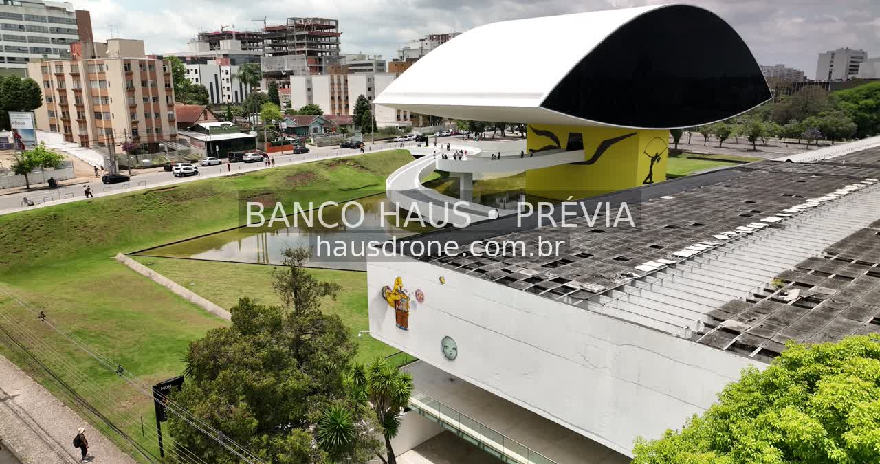 Arquitetura do MON e área externa — Museu Oscar Niemeyer em Curitiba, Paraná.