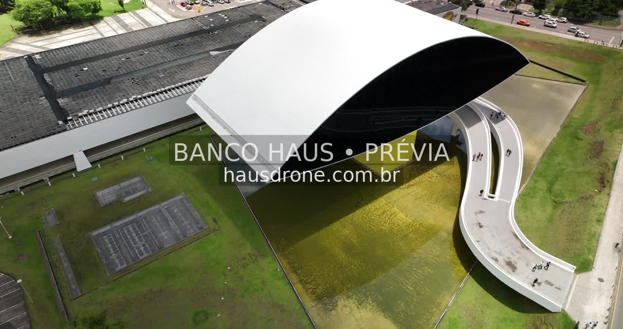 Arquitetura do MON e área externa — Museu Oscar Niemeyer em Curitiba, Paraná.