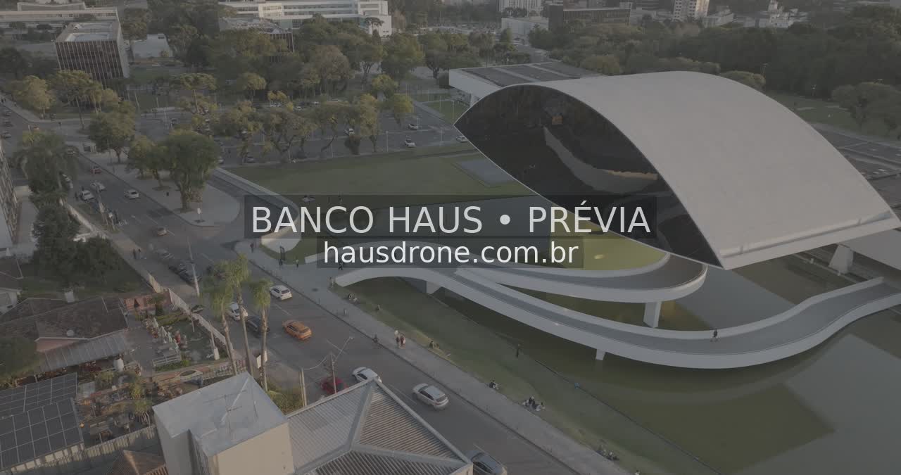 Arquitetura do MON e área externa — Museu Oscar Niemeyer em Curitiba, Paraná.