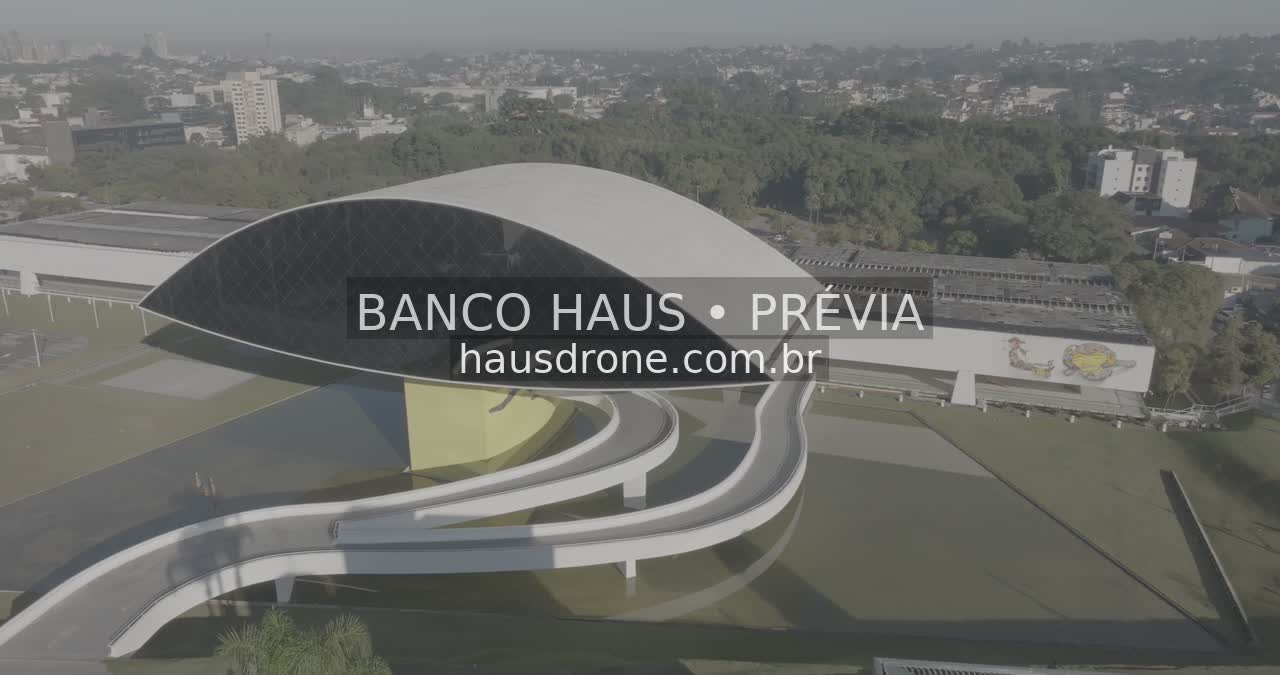 Arquitetura do MON e área externa — Museu Oscar Niemeyer em Curitiba, Paraná.