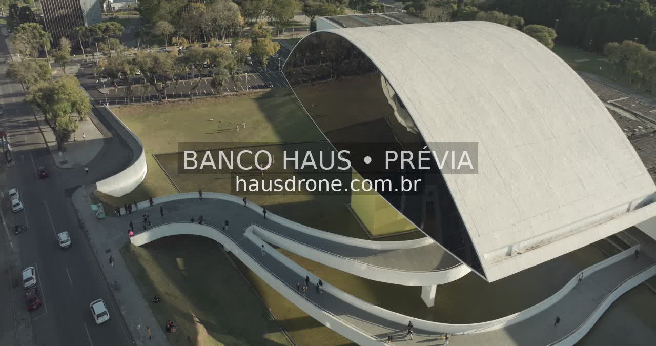 Arquitetura do MON e área externa — Museu Oscar Niemeyer em Curitiba, Paraná.
