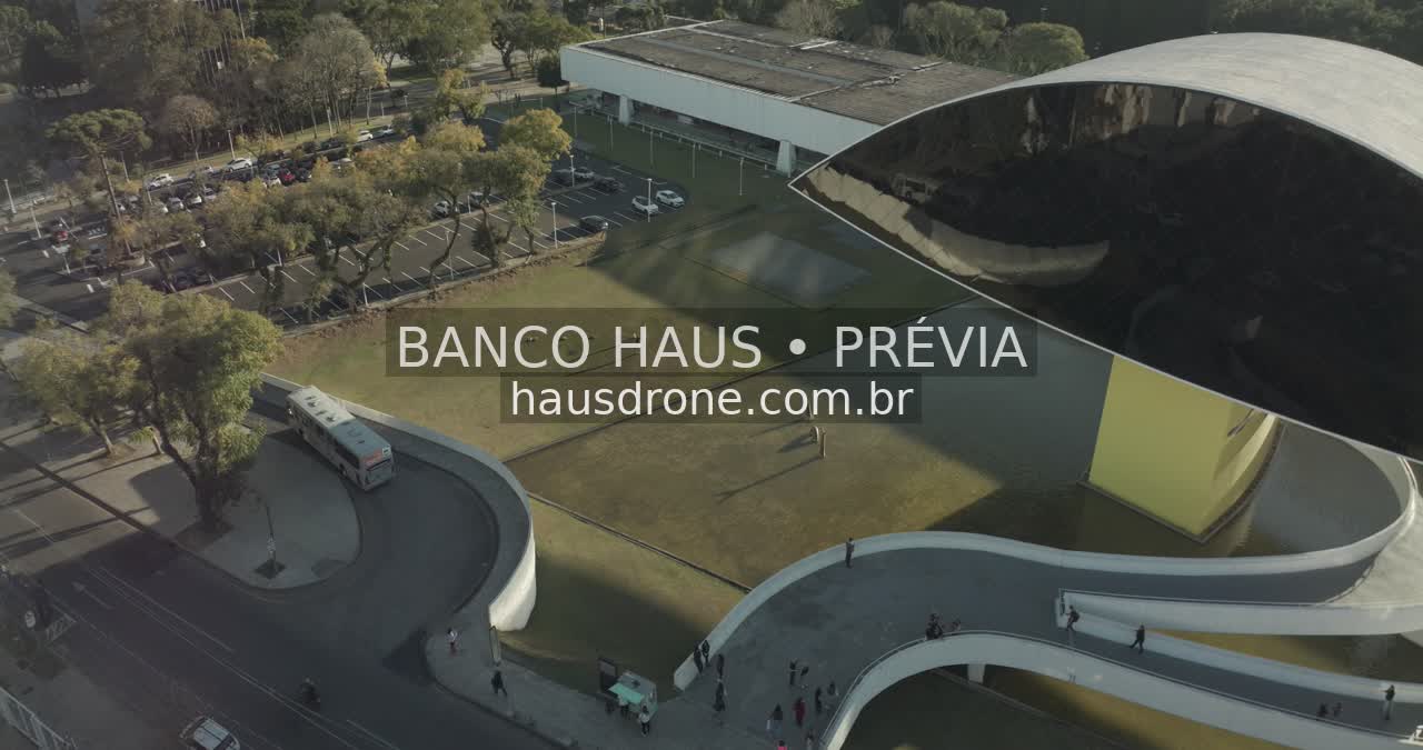 Arquitetura do MON e área externa — Museu Oscar Niemeyer em Curitiba, Paraná.