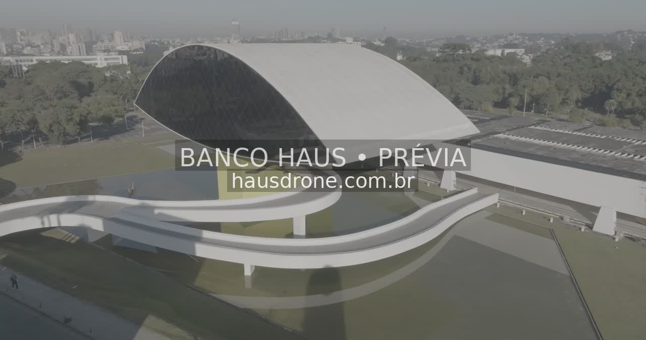 Arquitetura do MON e área externa — Museu Oscar Niemeyer em Curitiba, Paraná.