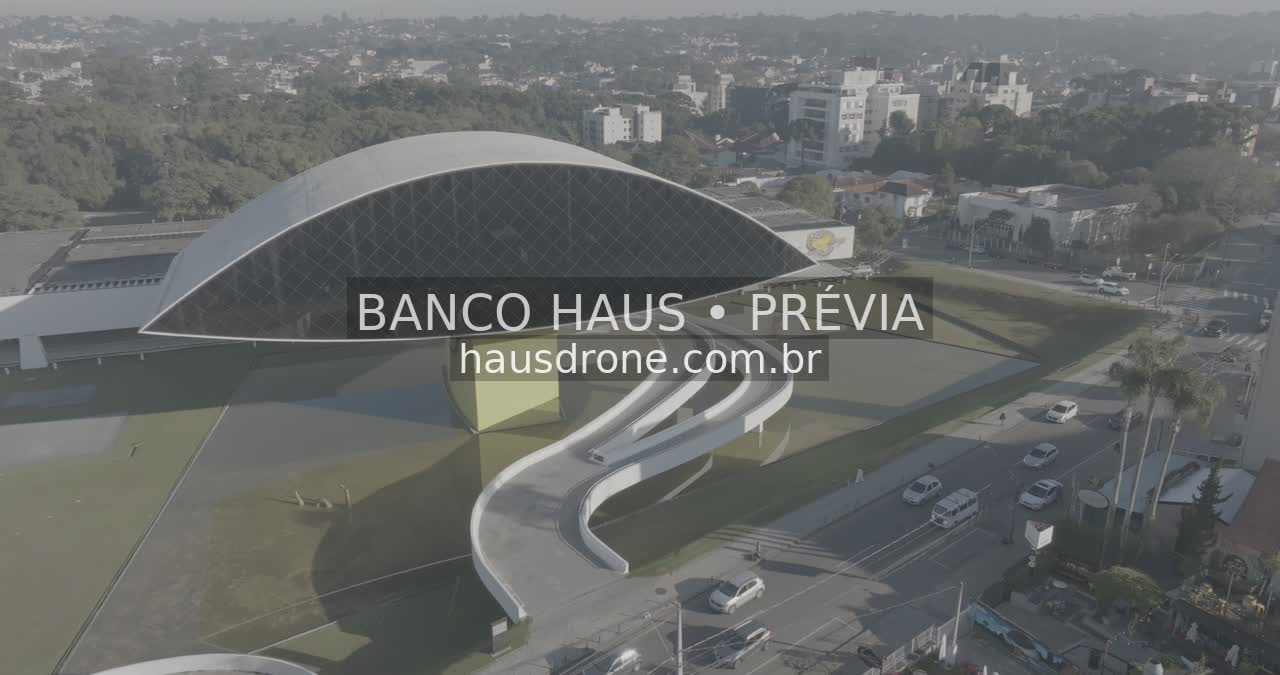 Arquitetura do MON e área externa — Museu Oscar Niemeyer em Curitiba, Paraná.