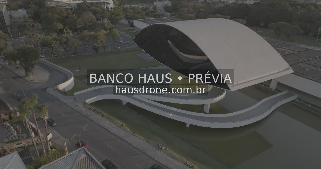 Arquitetura do MON e área externa — Museu Oscar Niemeyer em Curitiba, Paraná.