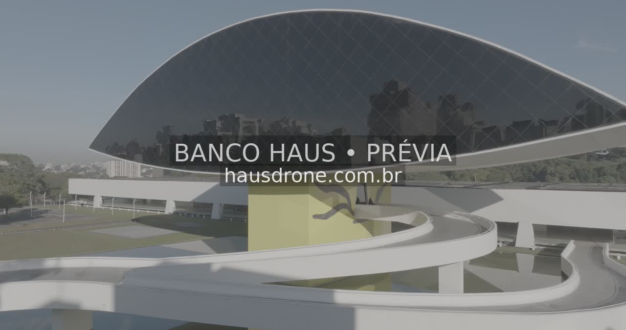 Arquitetura do MON e área externa — Museu Oscar Niemeyer em Curitiba, Paraná.