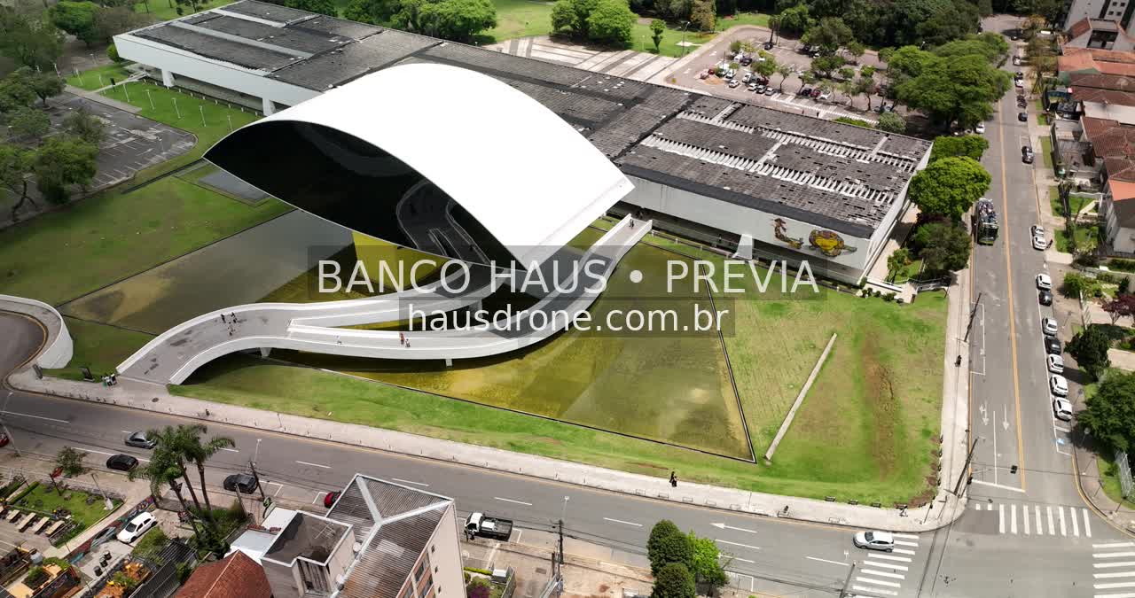 Arquitetura do MON e área externa — Museu Oscar Niemeyer em Curitiba, Paraná.
