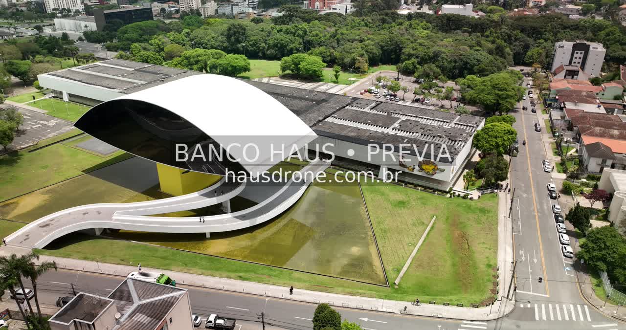 Arquitetura do MON e área externa — Museu Oscar Niemeyer em Curitiba, Paraná.