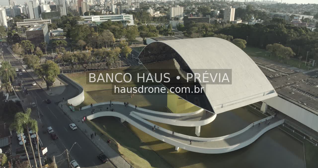 Arquitetura do MON e área externa — Museu Oscar Niemeyer em Curitiba, Paraná.