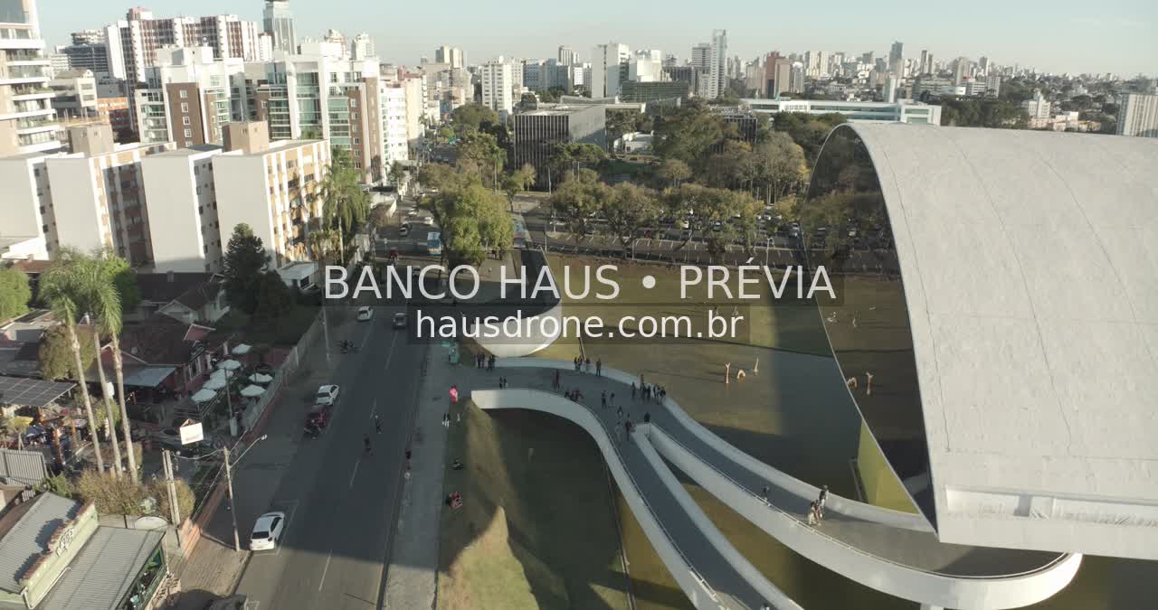 Arquitetura do MON e área externa — Museu Oscar Niemeyer em Curitiba, Paraná.