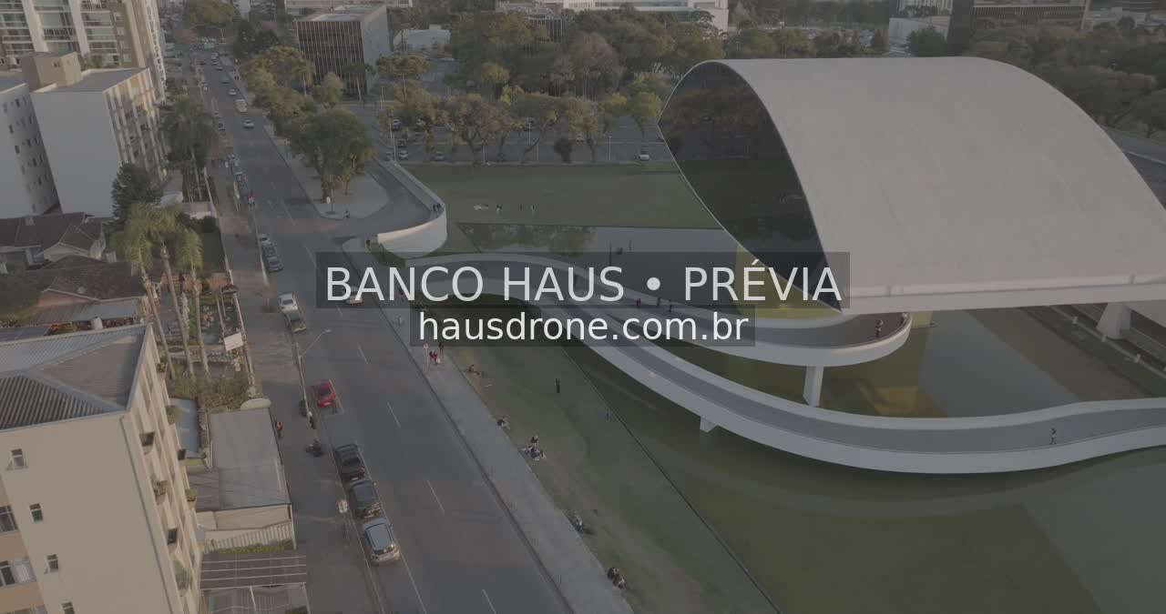 Arquitetura do MON e área externa — Museu Oscar Niemeyer em Curitiba, Paraná.