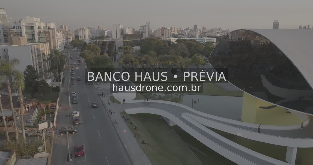 Arquitetura do MON e área externa — Museu Oscar Niemeyer em Curitiba, Paraná.