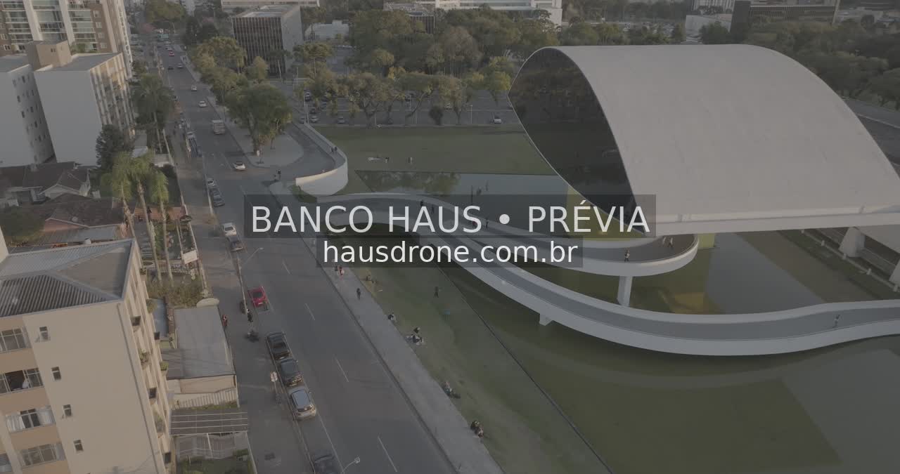 Arquitetura do MON e área externa — Museu Oscar Niemeyer em Curitiba, Paraná.