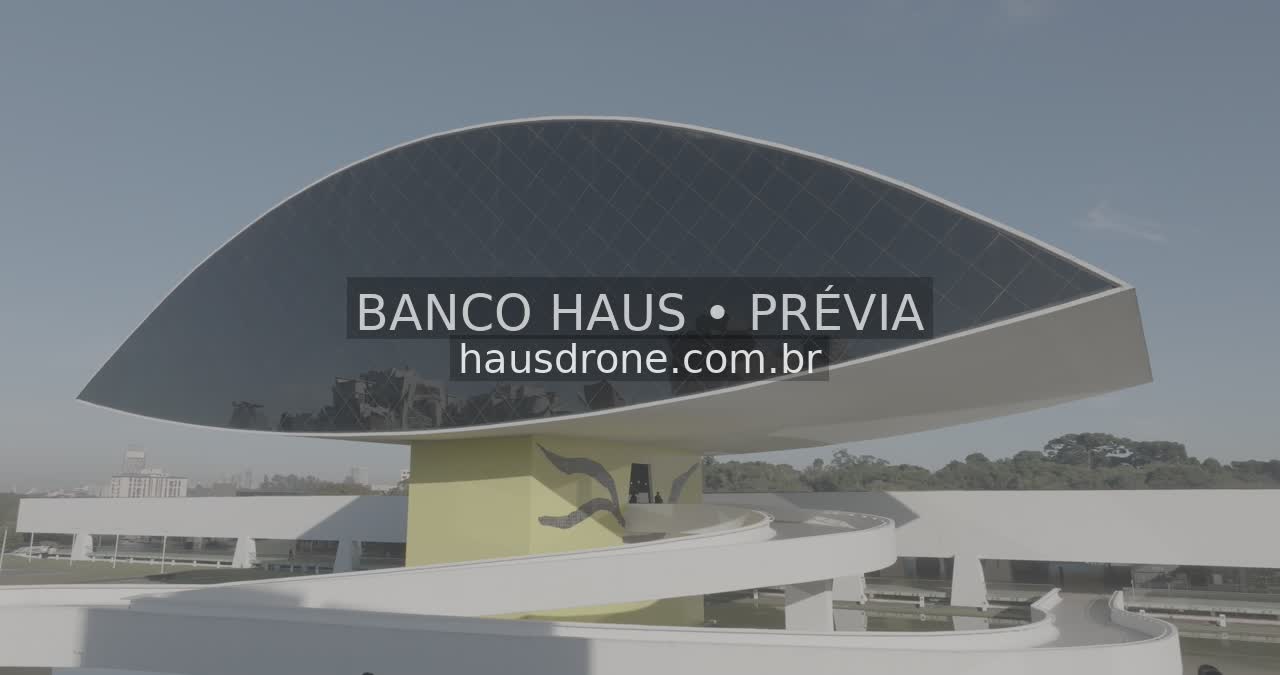Arquitetura do MON e área externa — Museu Oscar Niemeyer em Curitiba, Paraná.