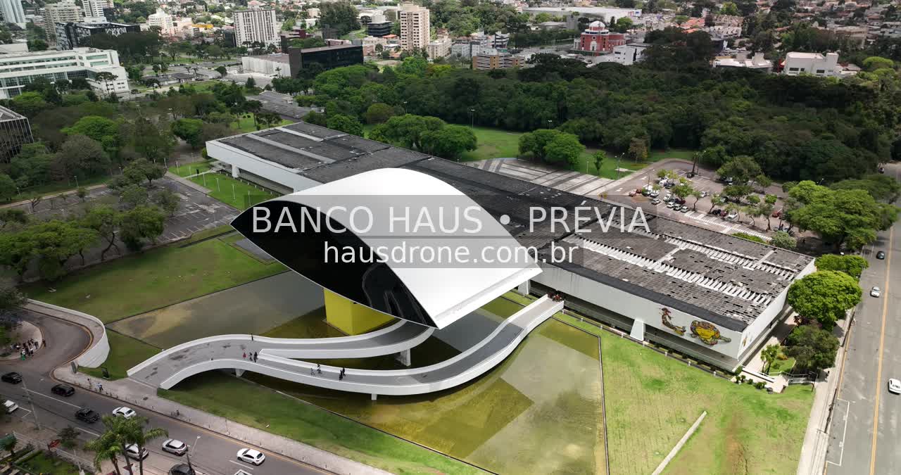 Arquitetura do MON e área externa — Museu Oscar Niemeyer em Curitiba, Paraná.