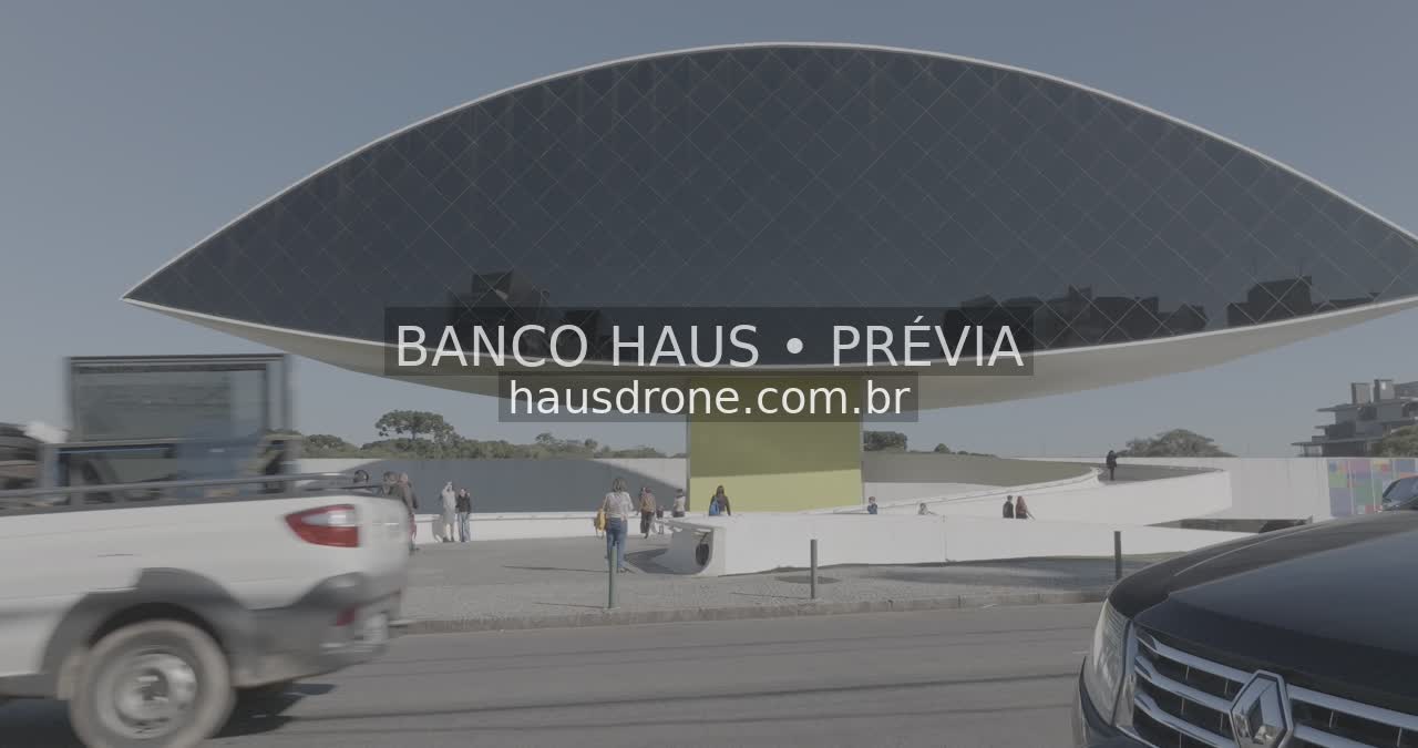 Fachada do museu e circulação de pessoas — Museu Oscar Niemeyer em Curitiba, Paraná.