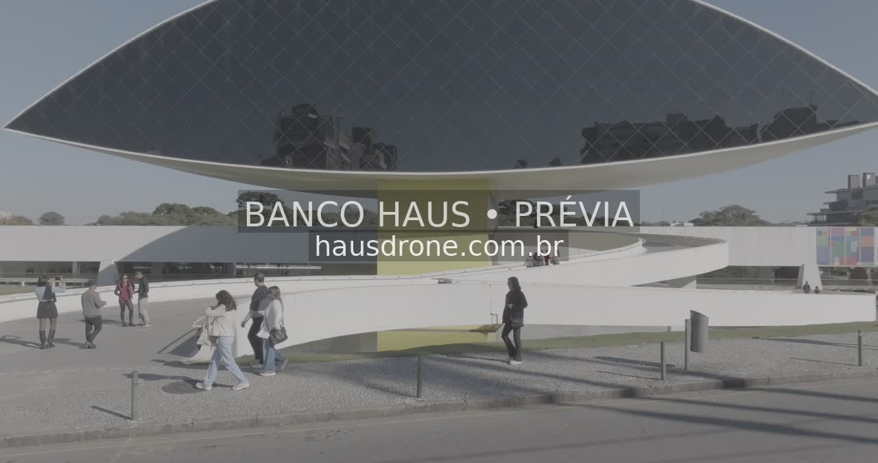 Fachada do museu e circulação de pessoas — Museu Oscar Niemeyer em Curitiba, Paraná.