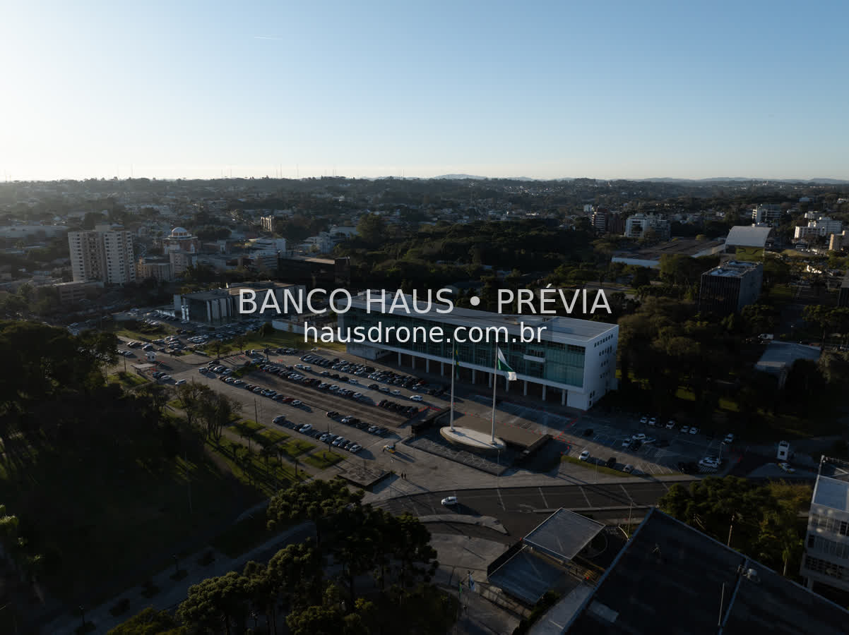 Fachada e edifício anexo do museu — Museu Oscar Niemeyer em Curitiba, Paraná.