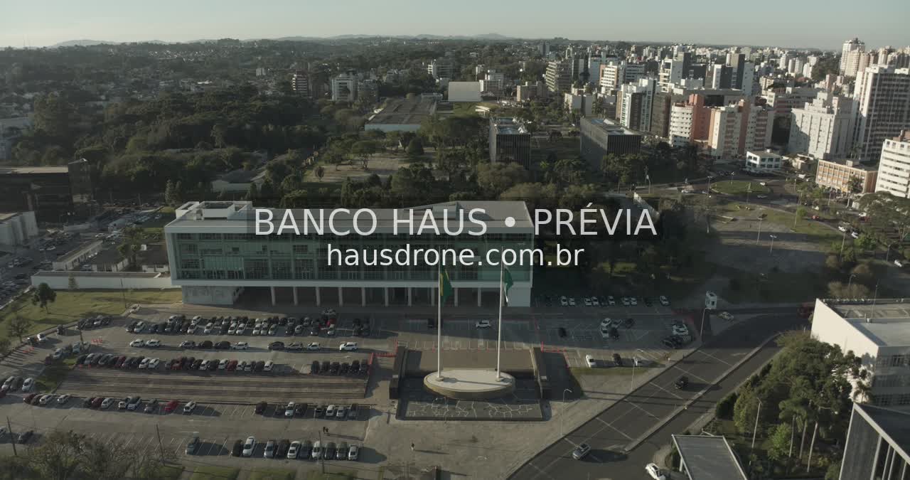 Fachada e edifício anexo do museu — Museu Oscar Niemeyer em Curitiba, Paraná.
