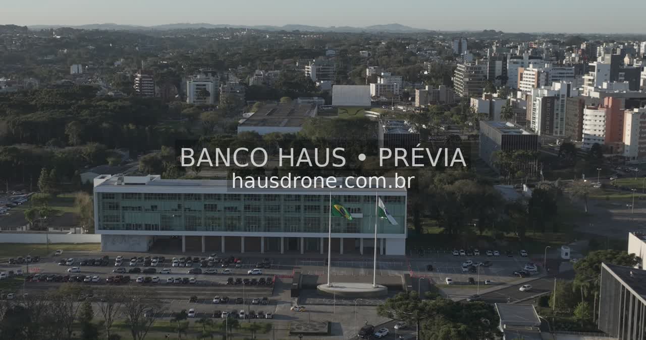 Fachada e edifício anexo do museu — Museu Oscar Niemeyer em Curitiba, Paraná.