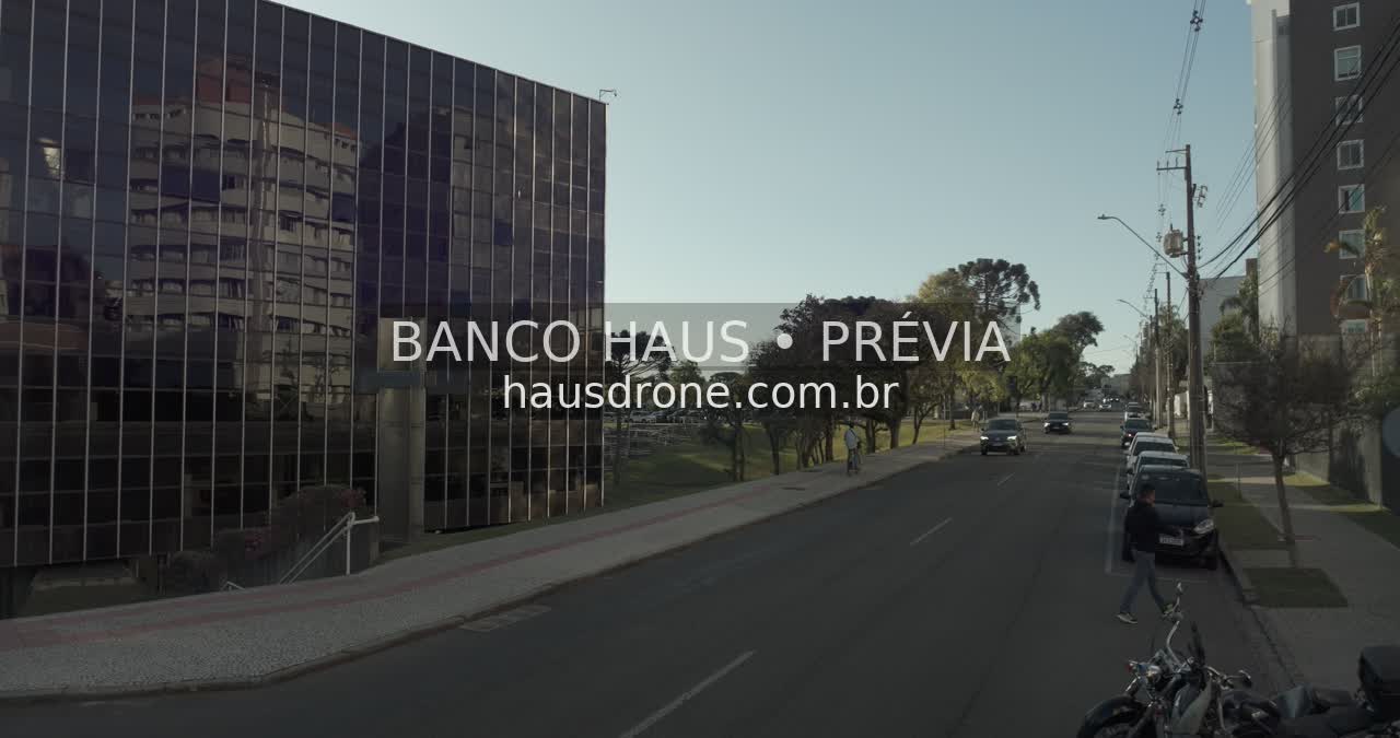 Fachada e edifício anexo do museu — Museu Oscar Niemeyer em Curitiba, Paraná.