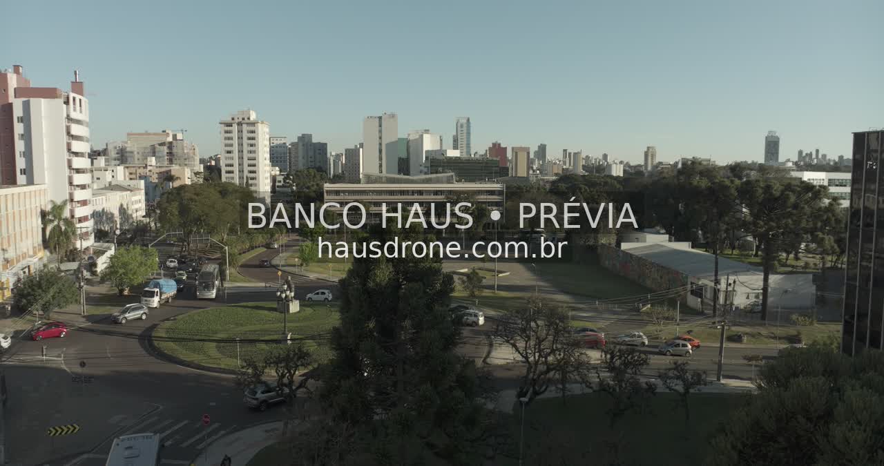 Paisagem urbana no entorno do MON — Museu Oscar Niemeyer em Curitiba, Paraná.