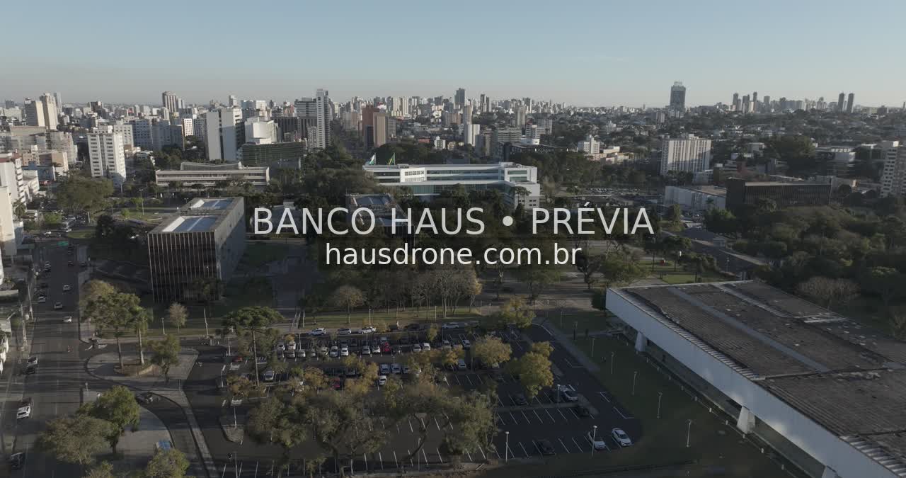 Paisagem urbana no entorno do MON — Museu Oscar Niemeyer em Curitiba, Paraná.