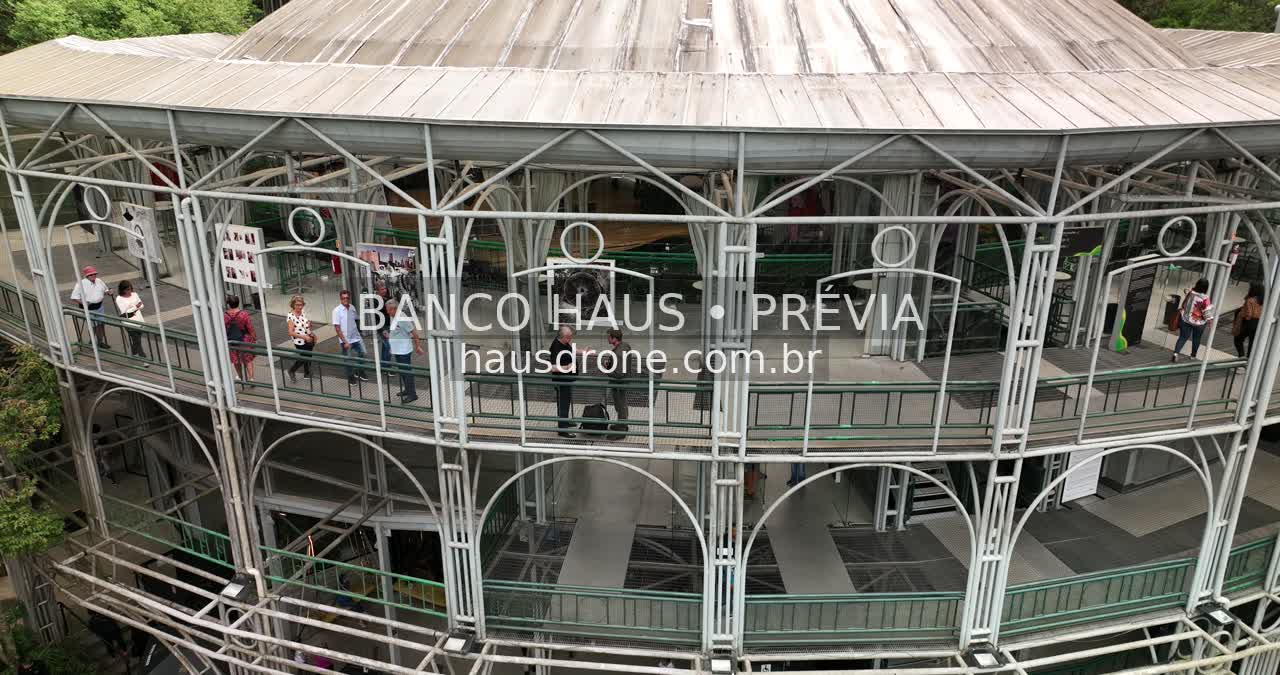 Detalhes da estrutura metálica do teatro — Ópera de Arame em Curitiba, Paraná.