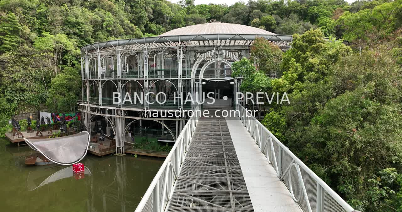 Passarela de acesso e fachada do teatro — Ópera de Arame em Curitiba, Paraná.