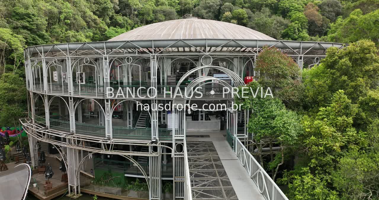 Passarela de acesso e fachada do teatro — Ópera de Arame em Curitiba, Paraná.