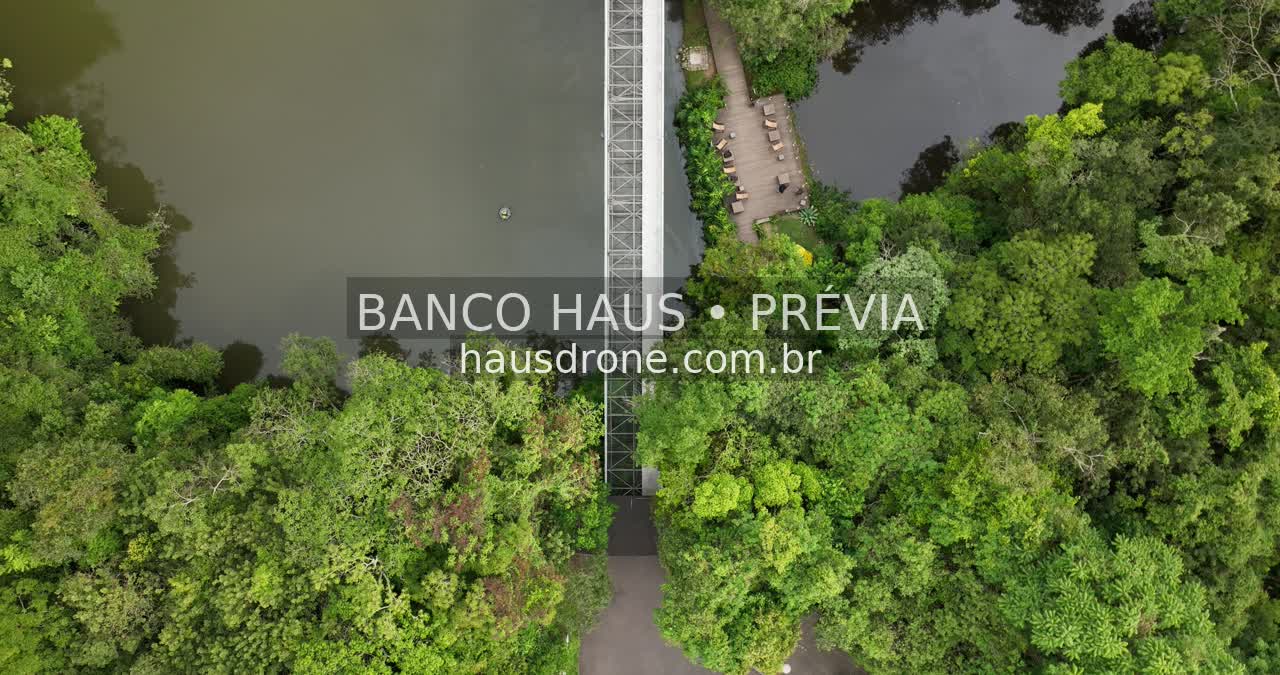 Passarela sobre o lago vista de cima — Ópera de Arame em Curitiba, Paraná.