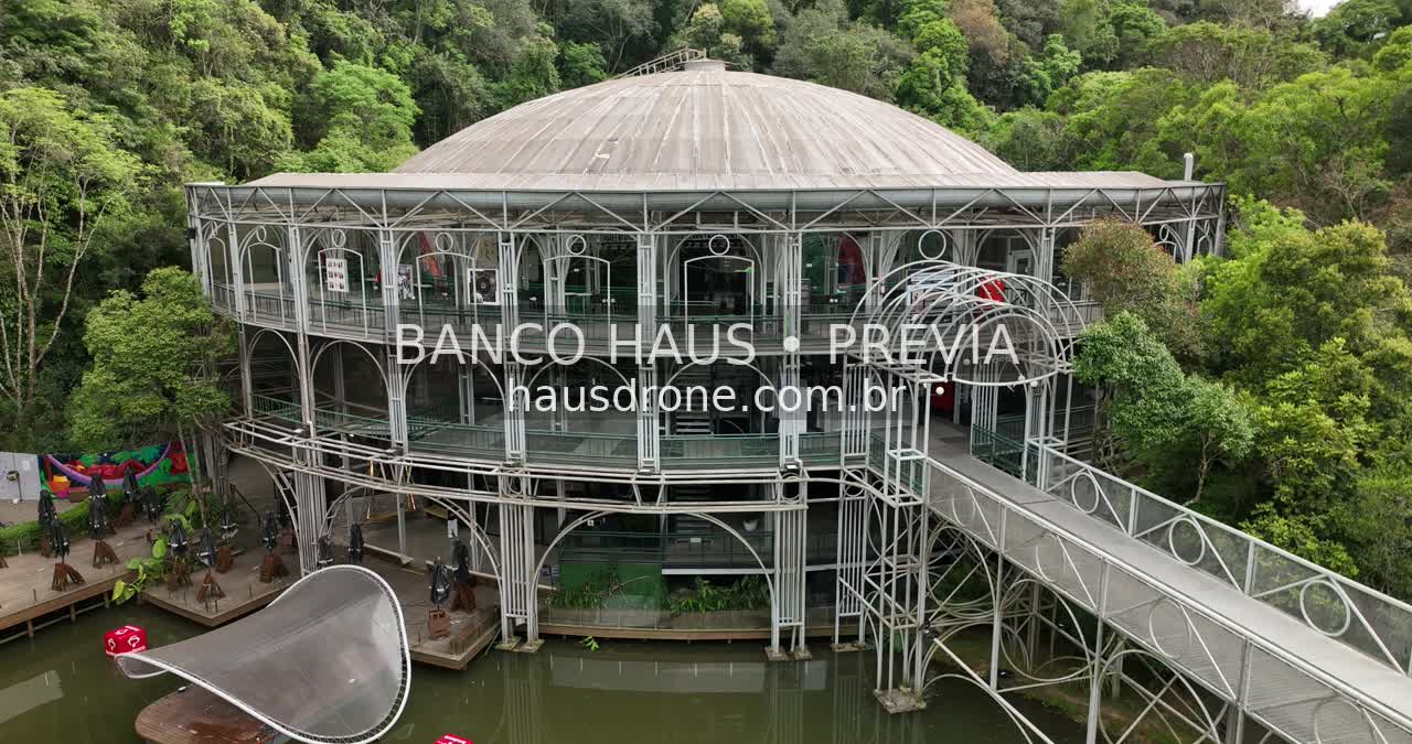 Teatro e vegetação no entorno — Ópera de Arame em Curitiba, Paraná.
