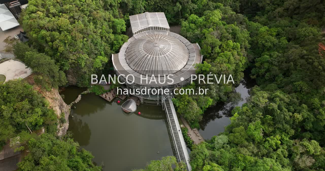 Teatro e vegetação no entorno — Ópera de Arame em Curitiba, Paraná.