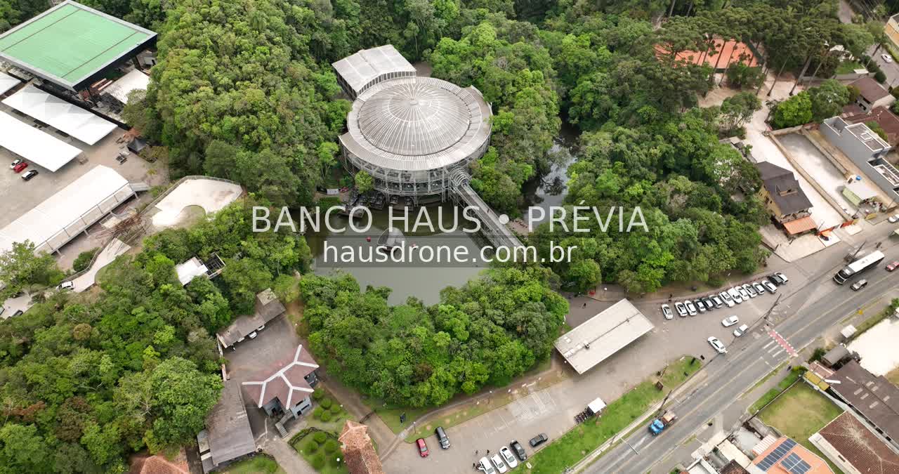 Teatro e vegetação no entorno — Ópera de Arame em Curitiba, Paraná.