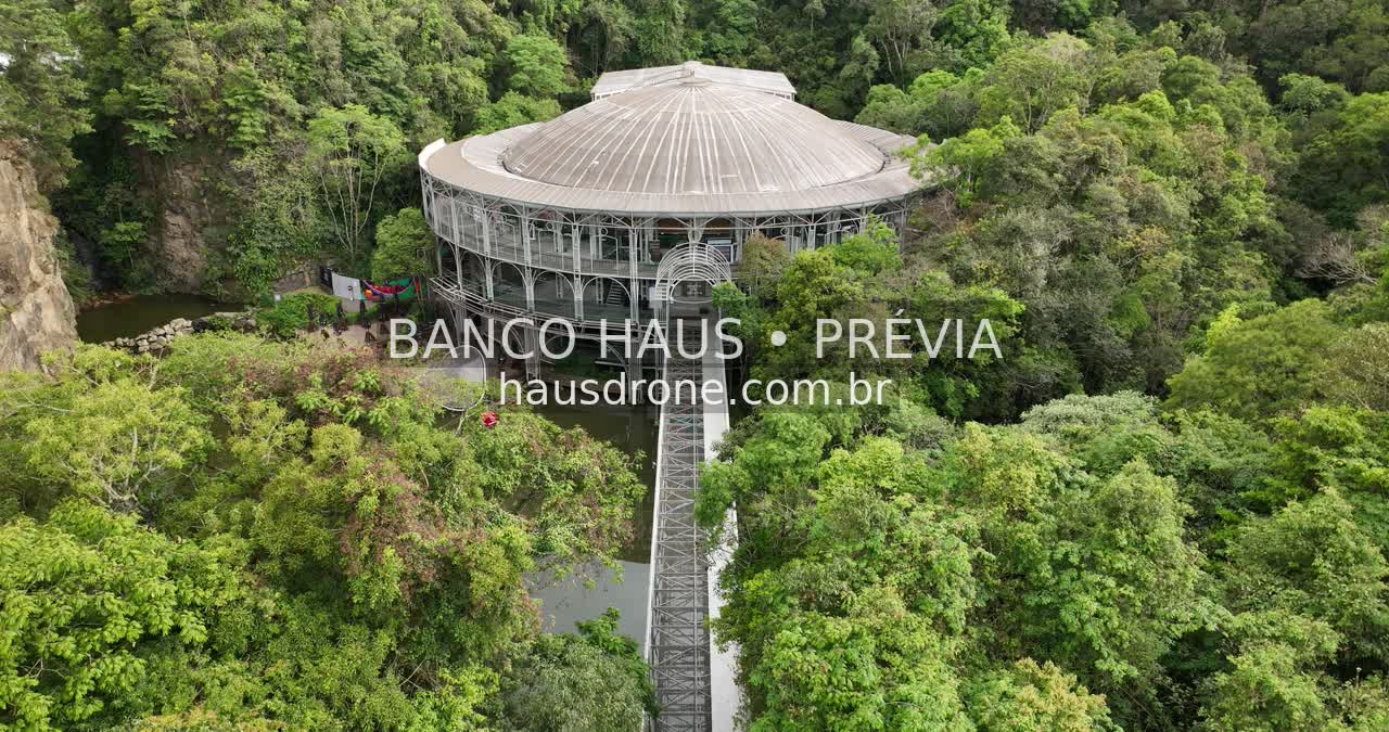 Teatro e vegetação no entorno — Ópera de Arame em Curitiba, Paraná.