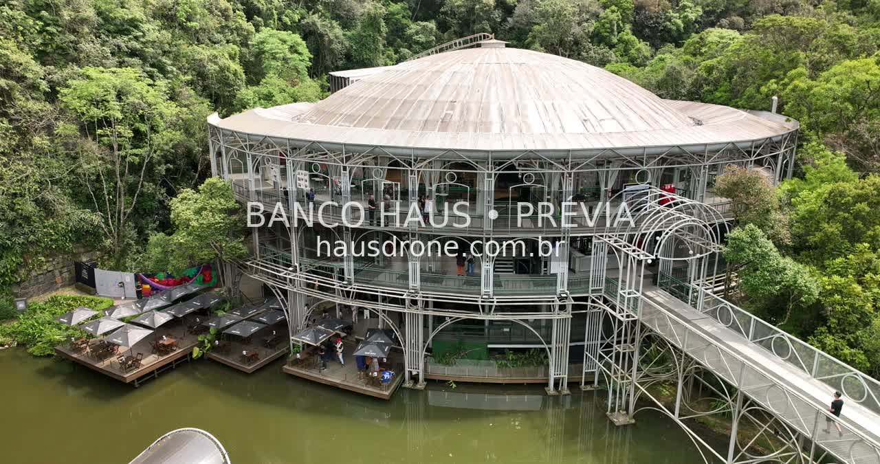Teatro e vegetação no entorno — Ópera de Arame em Curitiba, Paraná.