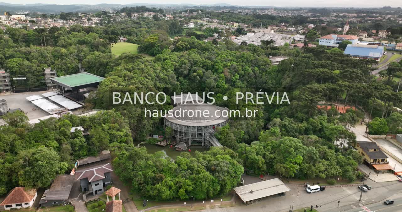 Teatro e vegetação no entorno — Ópera de Arame em Curitiba, Paraná.