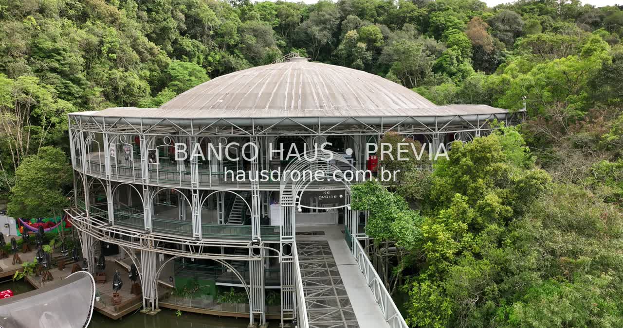 Teatro e vegetação no entorno — Ópera de Arame em Curitiba, Paraná.