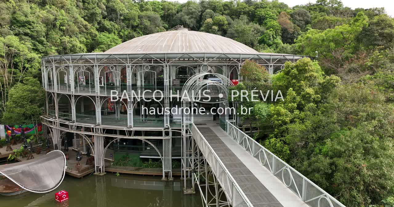 Teatro e vegetação no entorno — Ópera de Arame em Curitiba, Paraná.