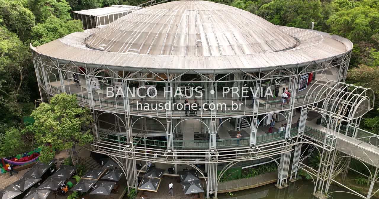 Teatro e vegetação no entorno — Ópera de Arame em Curitiba, Paraná.