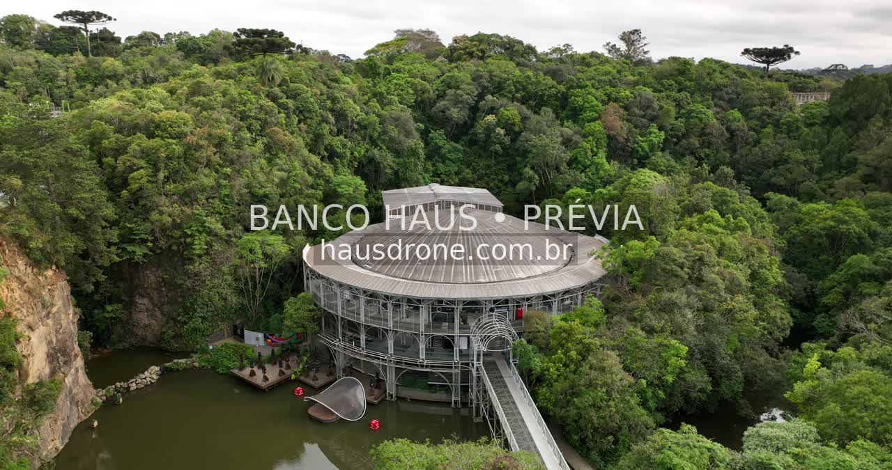 Teatro e vegetação no entorno — Ópera de Arame em Curitiba, Paraná.