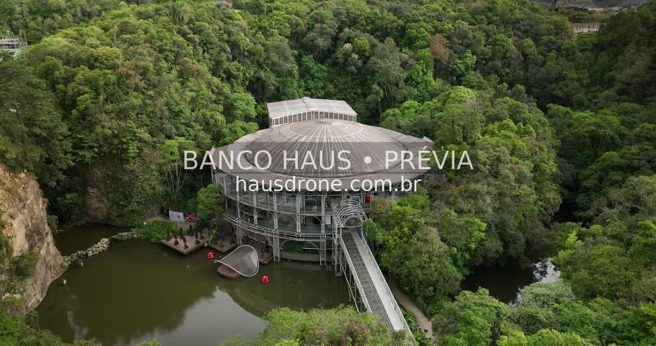 Teatro e vegetação no entorno — Ópera de Arame em Curitiba, Paraná.
