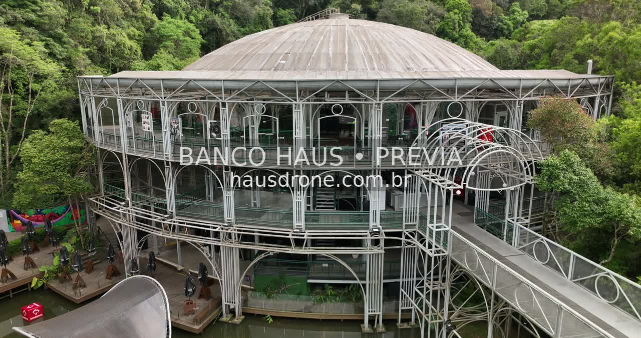 Teatro e vegetação no entorno — Ópera de Arame em Curitiba, Paraná.