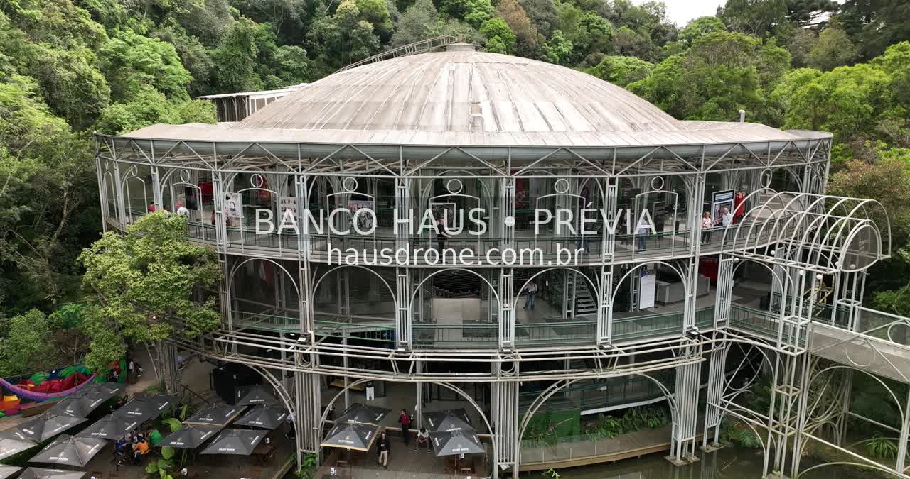 Teatro e vegetação no entorno — Ópera de Arame em Curitiba, Paraná.